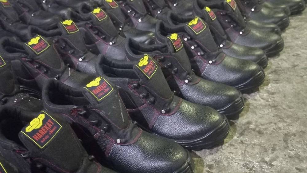 آماده سازی کفش ها برای بسته بندی آماده سازی کفش ها برای بسته بندی