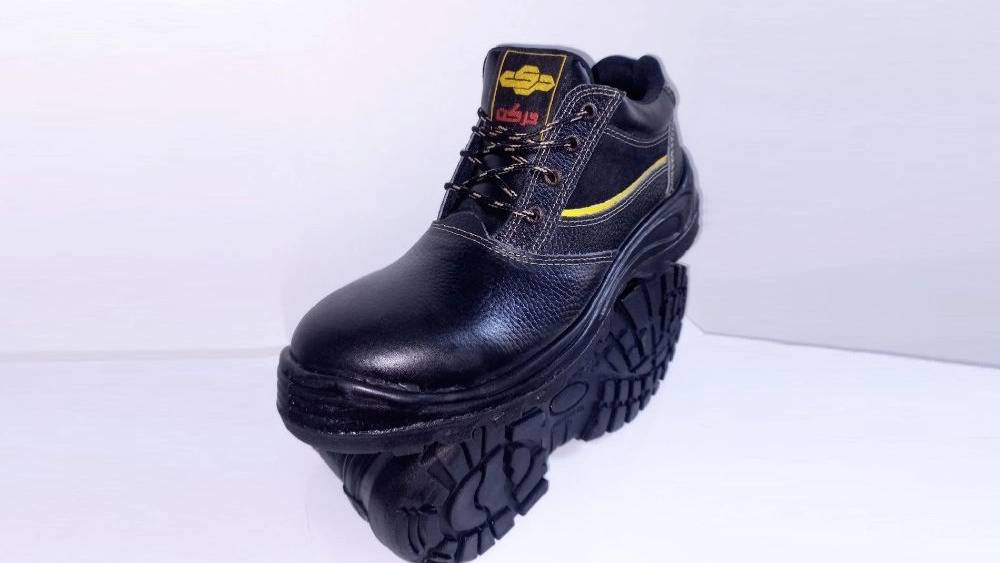 آماده سازی کفش ها برای بسته بندی آماده سازی کفش ها برای بسته بندی